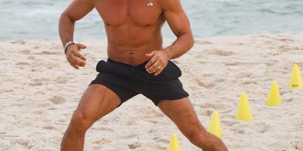 Cauã Reymond grava cenas de "Vale Tudo" sem camisa em praia no Rio