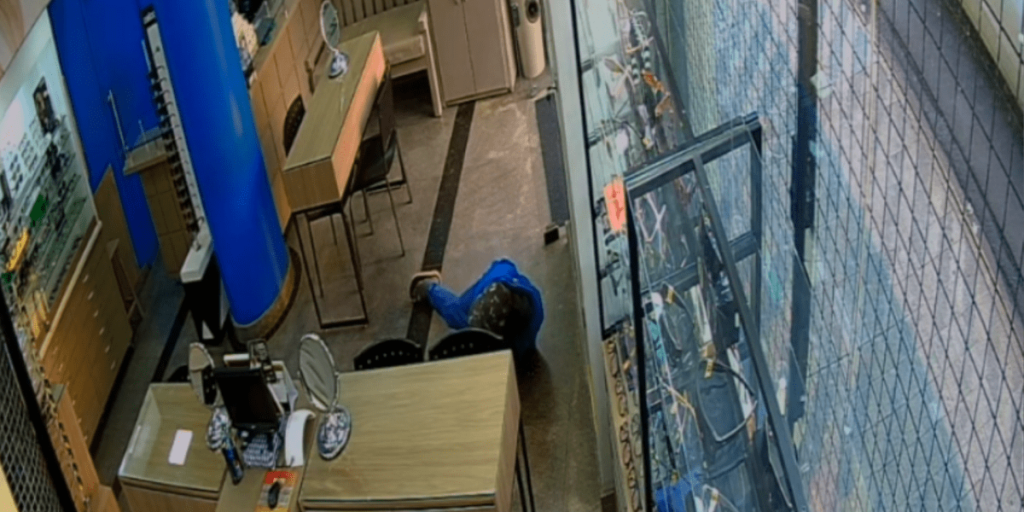 Vídeo: homem entra em ótica rastejando e tenta roubar óculos de vitrine