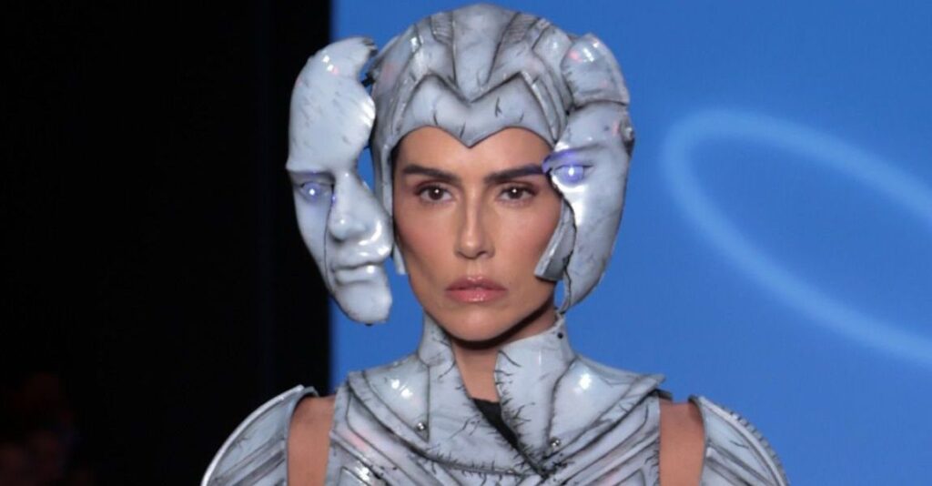 Deborah Secco atravessa passarela da SPFW com look futurista