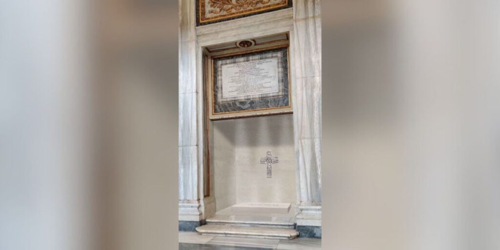 Vaticano divulga como será túmulo do papa Francisco; veja imagem