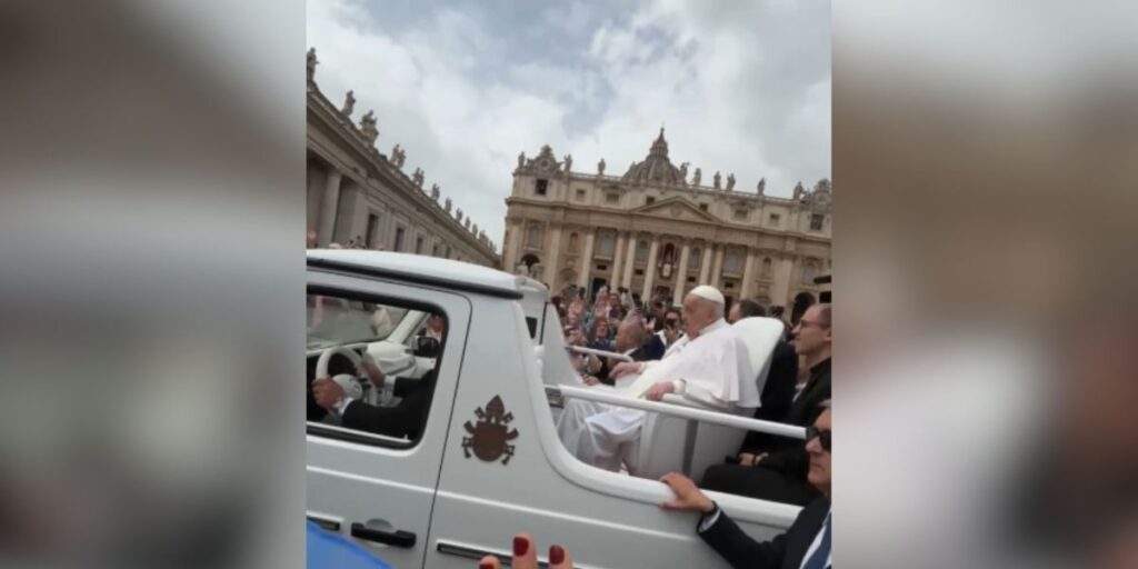 "É um privilégio", diz mineira que esteve em última missa do papa Francisco