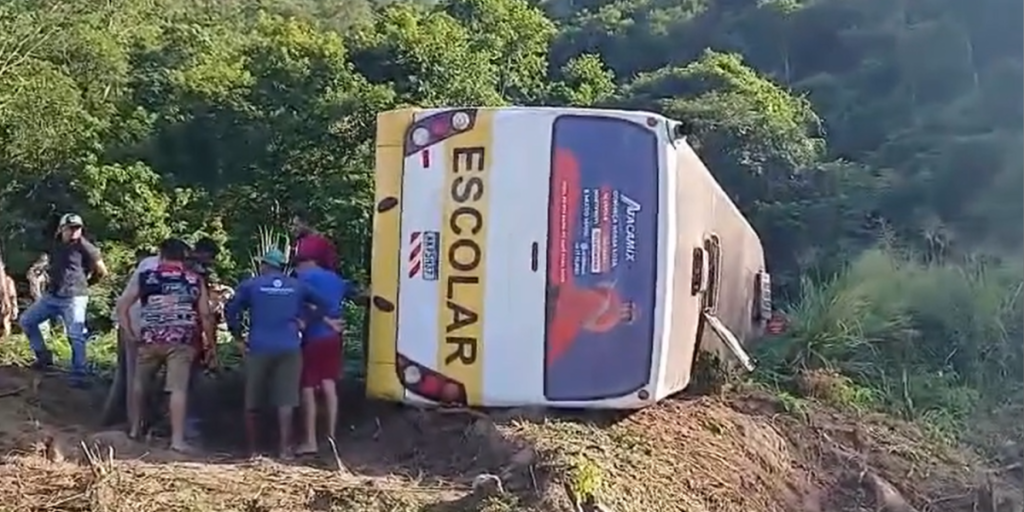 Ônibus escolar tomba e deixa 2 mortos e vários feridos na Paraíba