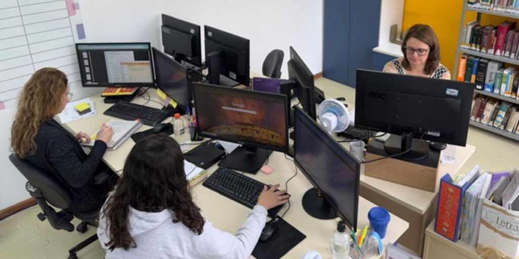 “Disque-gramática”: serviço que tira dúvidas de português faz sucesso no PR