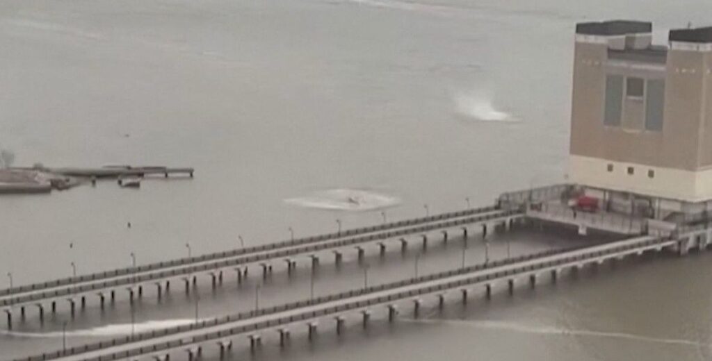 Vídeo: Helicóptero pode ter se partido antes de cair no Rio Hudson