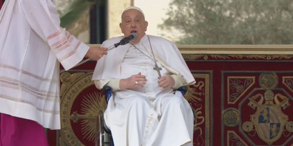 Papa Francisco faz aparição na Praça de São Pedro durante Domingo de Ramos