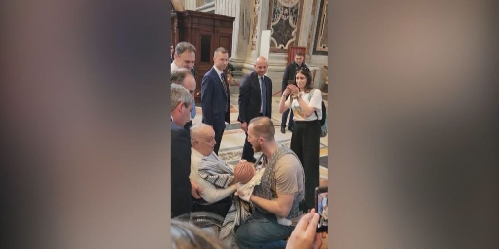 Papa Francisco faz aparição surpresa na Basílica de São Pedro, no Vaticano