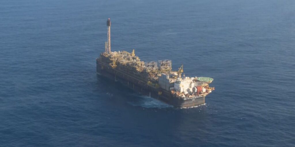 Petróleo volta a fechar em queda com confirmação de tarifa adicional