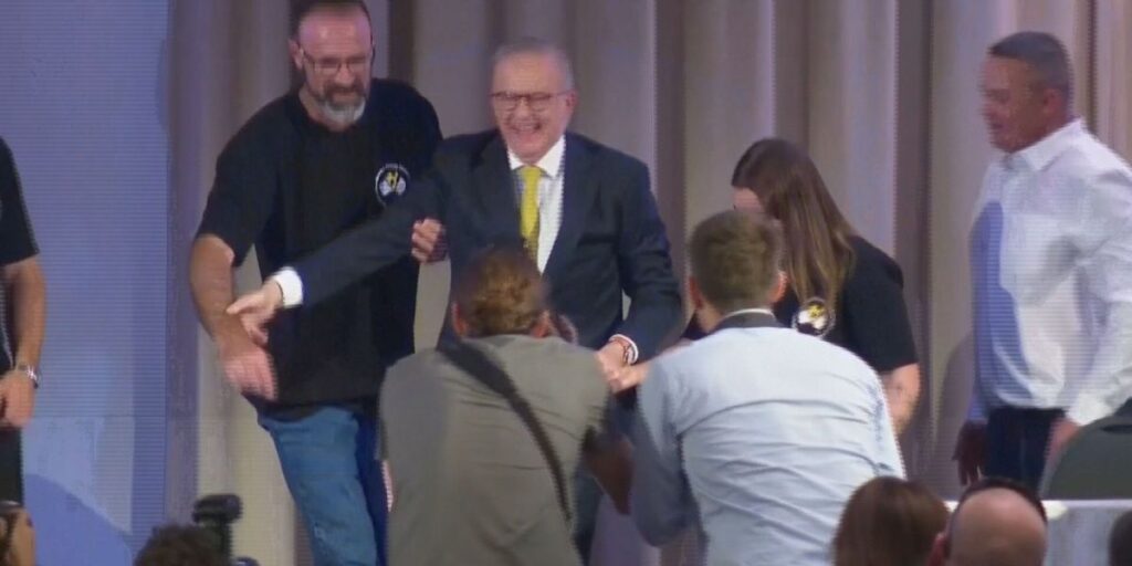 Primeiro-ministro da Austrália "leva tombo" durante evento; veja momento