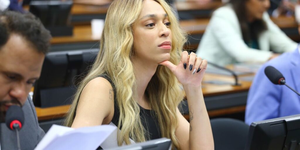 Brasil vê dificuldade em se posicionar sobre caso de visto de Erika Hilton