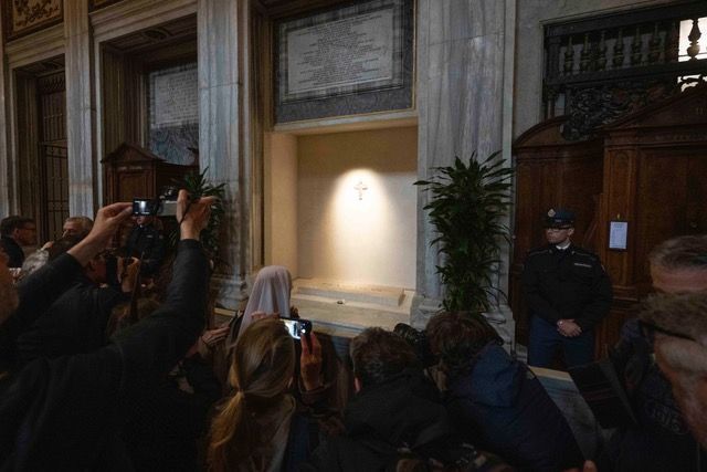 Centenas fazem fila em 1º dia de visitação do túmulo do papa Francisco