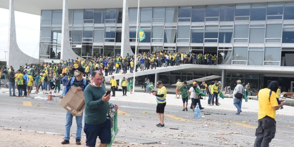Com ações no aeroporto e na Câmara, PL busca apoio por projeto da anistia