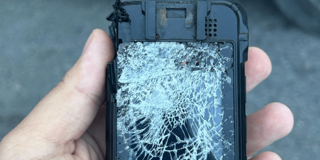 Viatura da PM é atacada e agente é salvo por câmera corporal no RJ