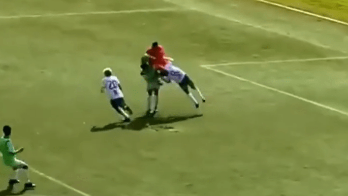 Jogador morre após choque com goleiro em partida de futebol no Peru; vídeo