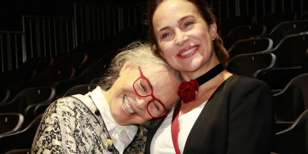 Em dia de estreia de "Vale Tudo", Regina Duarte acompanha filha em teatro