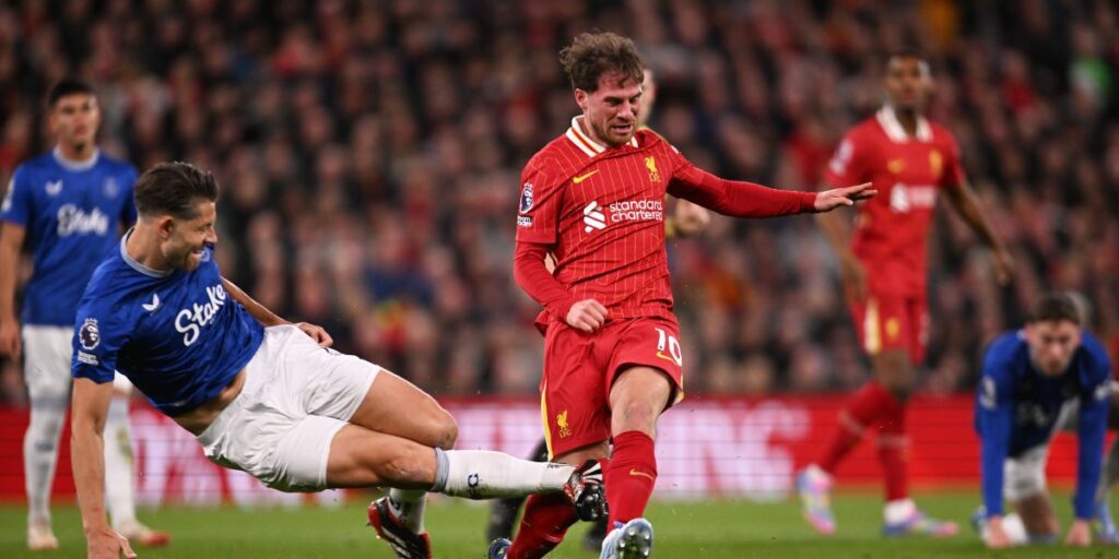 Zagueiro da Premier League é ameaçado de morte após falta dura em clássico