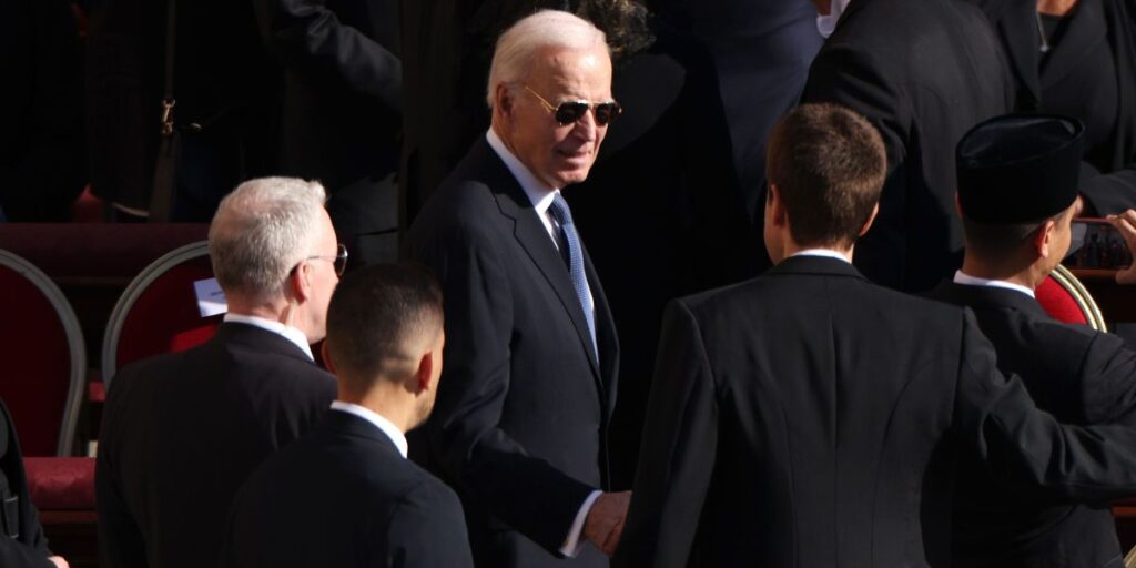 Joe Biden chega à Praça de São Pedro para funeral do papa Francisco