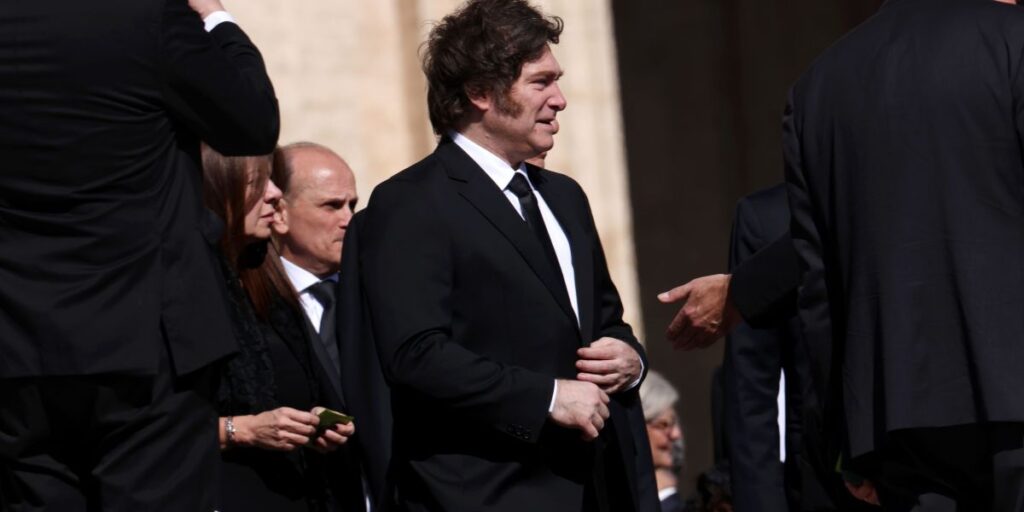 Javier Milei chega ao funeral do papa Francisco no Vaticano