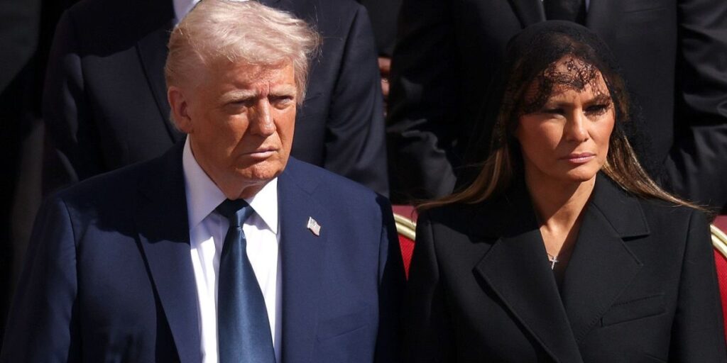 Donald Trump chega para o funeral do papa Francisco na Praça São Pedro