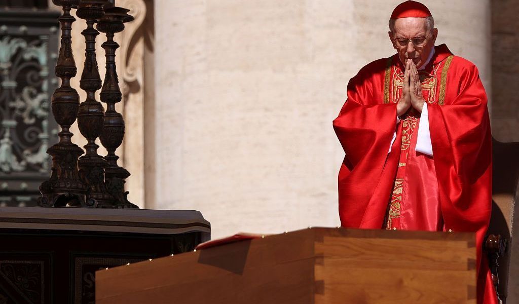 Mandarim é incluído pela primeira vez em um funeral de papa