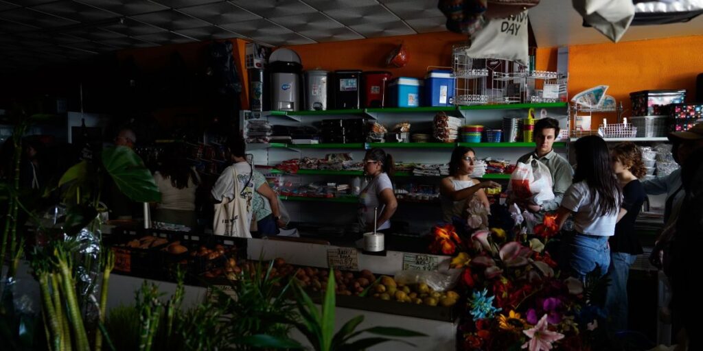 Apagão em Portugal: Sem luz, brasileiros cozinham com algodão