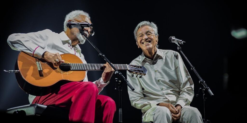 Caetano Veloso sobe ao palco e participa de show de Gilberto Gil; assista