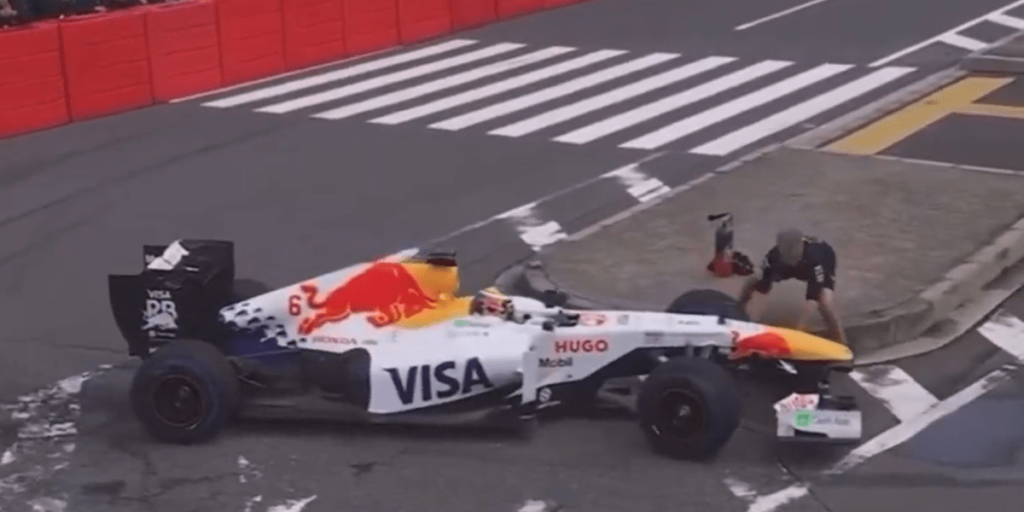 Piloto da RB erra manobra e bate carro durante apresentação; veja