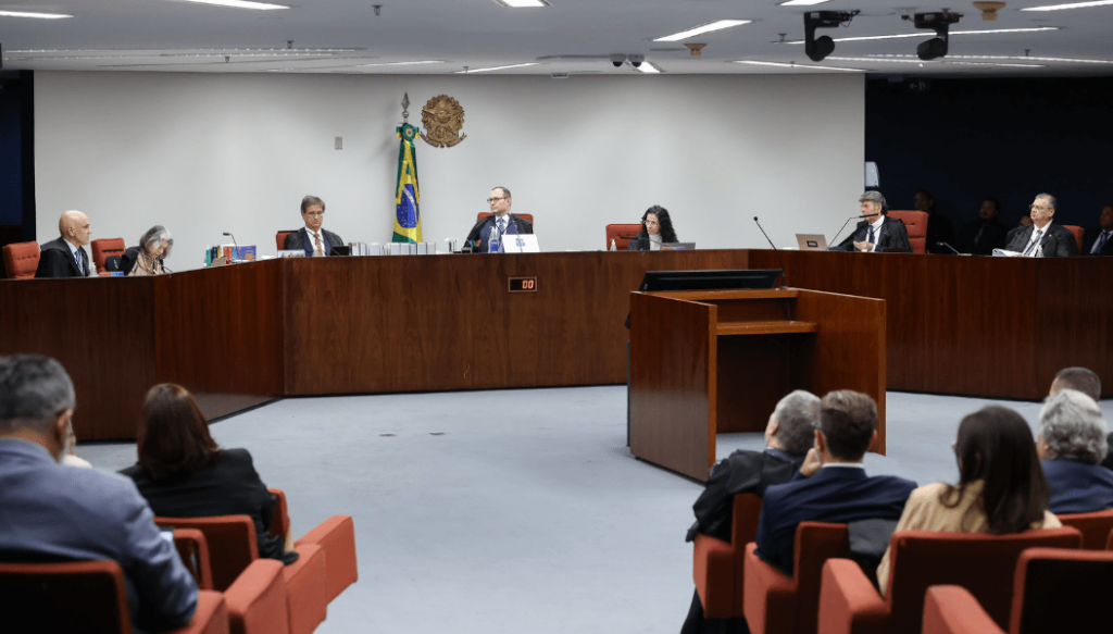 Moraes, Fux e Zanin divergem sobre pena para mulher que escreveu em estátua