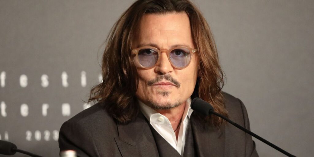 Johnny Depp aparece irreconhecível para filme "Day Drinker"; veja
