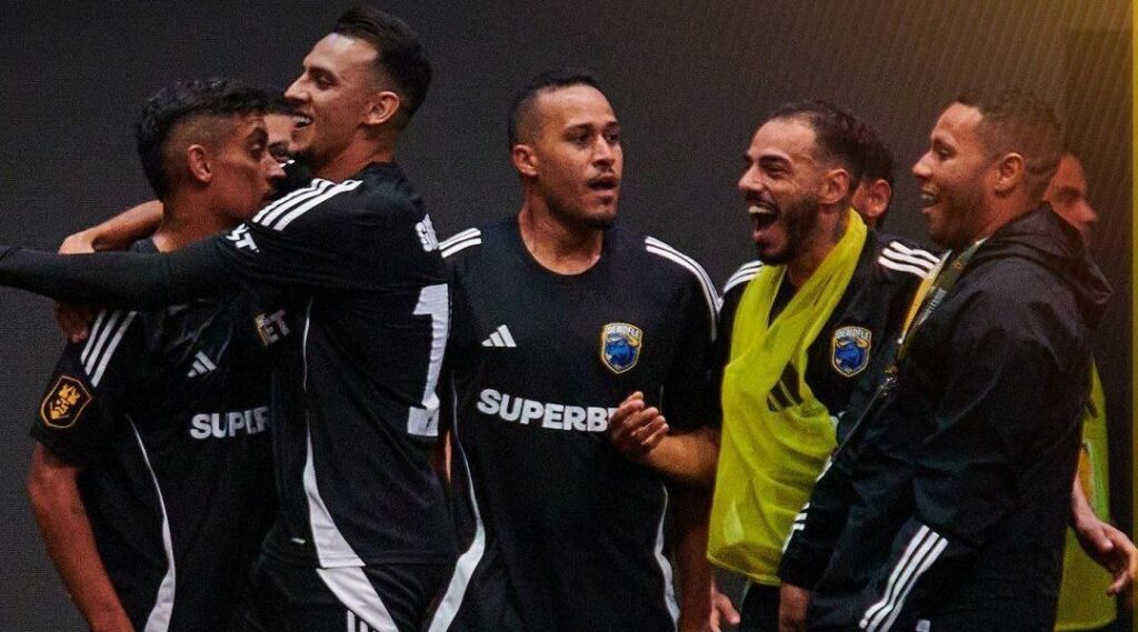 Luva de Pedreiro marca, mas Capim perde para Dendele na Kings League