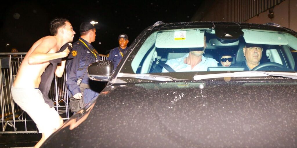 Fãs passam madrugada em aeroporto para tentar ver Lady Gaga no Rio