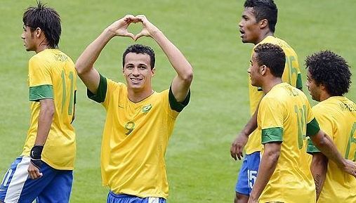 Ex-atacante da Seleção Brasileira se aposenta aos 35 anos