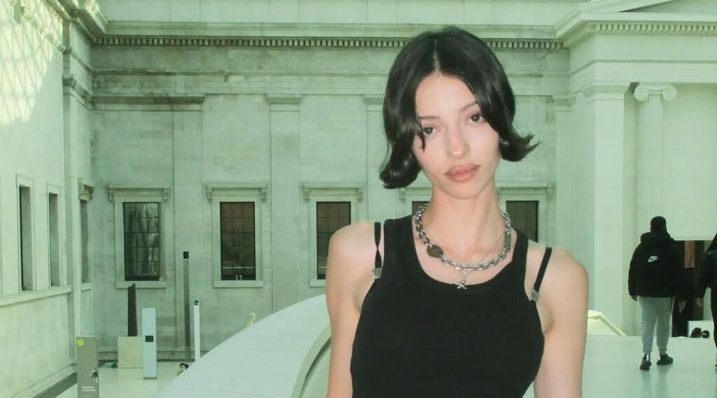 Morre aos 27 anos Lucy Markovic, modelo com rara condição cerebral