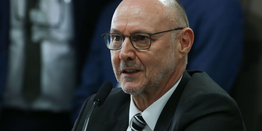 Diretor da Abin depõe por quase 5 horas à Polícia Federal