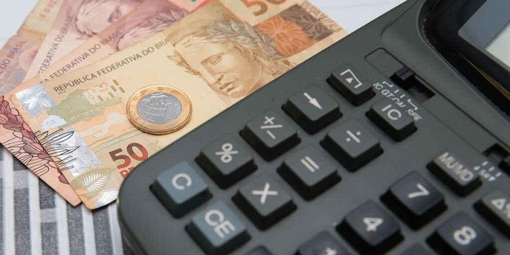Governo prevê mínimo de R$ 1.630 e superávit de 0,28% do PIB em 2026