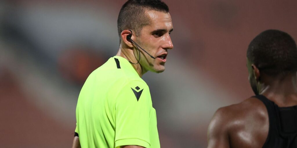 Jogadores abandonam partida na Bósnia após árbitro se recusar a checar VAR