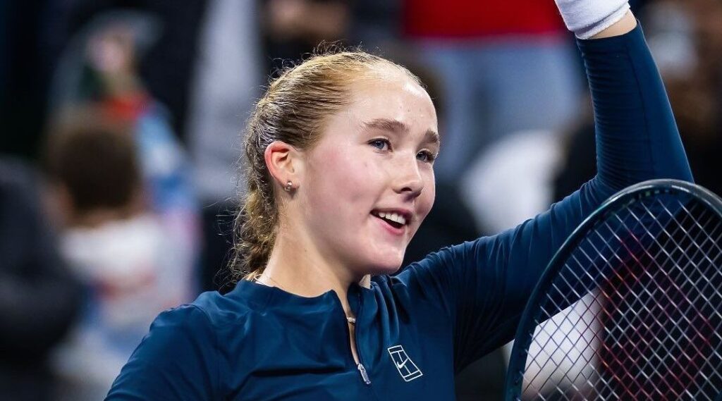 Tênis: Andreeva, de 17 anos, supera irmã mais velha e avança em competição