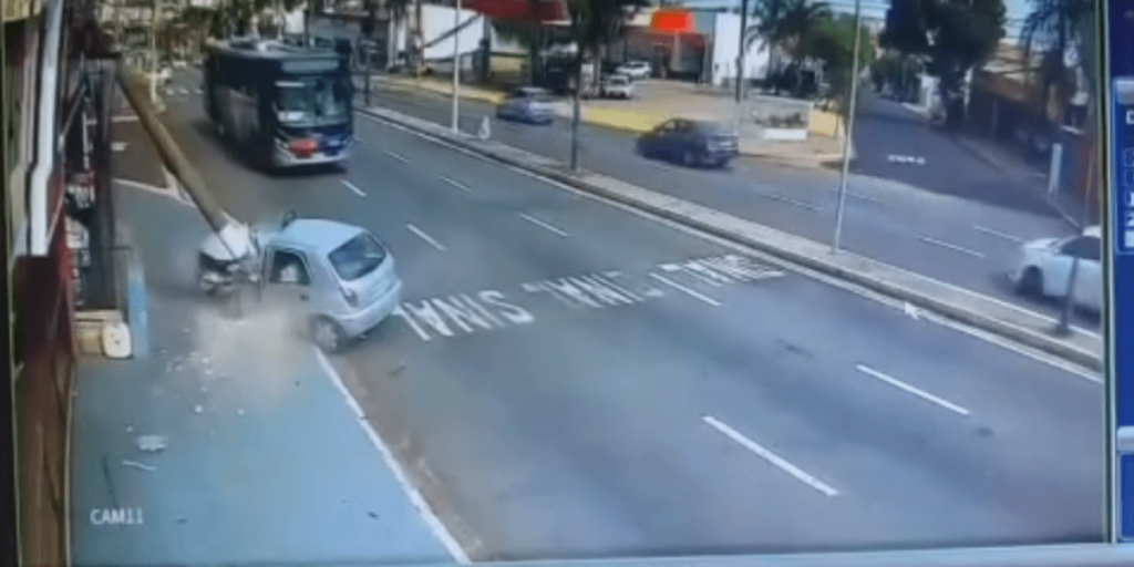 Mulher fura bloqueio da PM e derruba poste no interior de SP; veja vídeo
