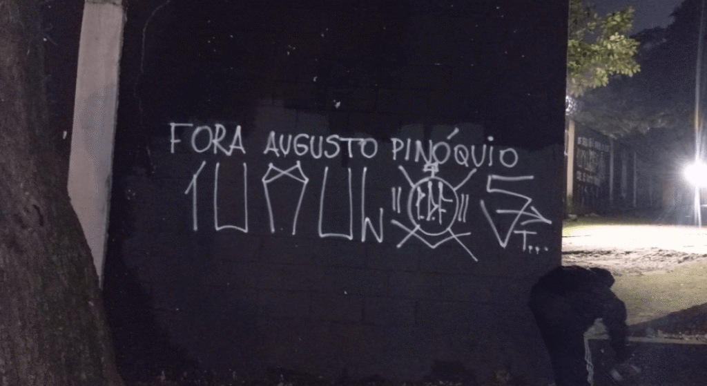 Muros do Parque São Jorge são pichados em protesto contra Augusto Melo