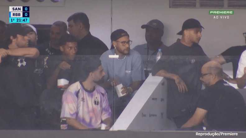 Neymar marca presença em jogo do Santos na Vila ao lado de filho de Robinho