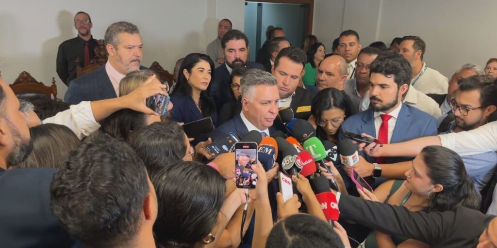 Álvaro Damião toma posse em BH e promete estátua de bronze de Fuad Noman