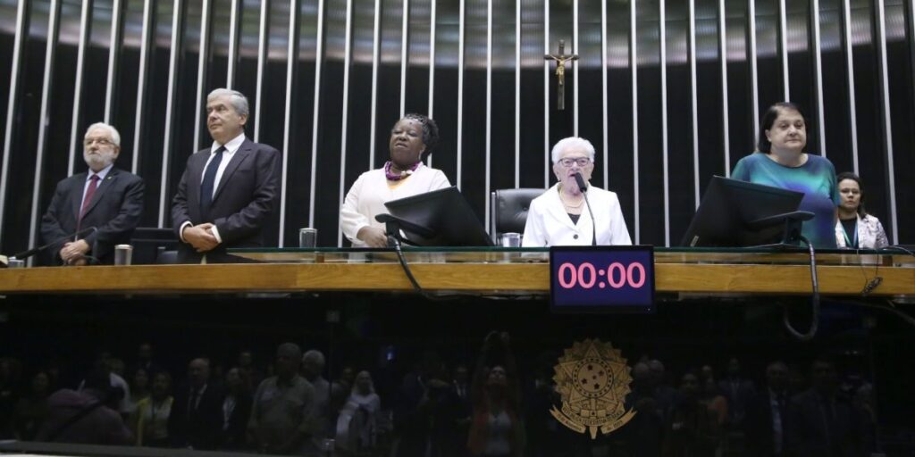 Com familiares de Herzog e Rubens Paiva, Câmara enaltece direito à verdade