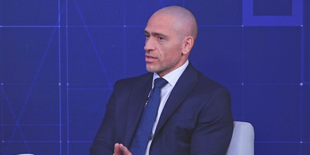 Existe um problema estrutural na economia do mundo, diz professor HOC