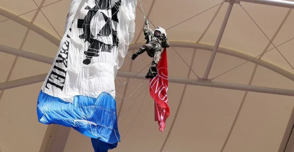 Paraquedista fica preso no teto de estádio e atrasa jogo na França
