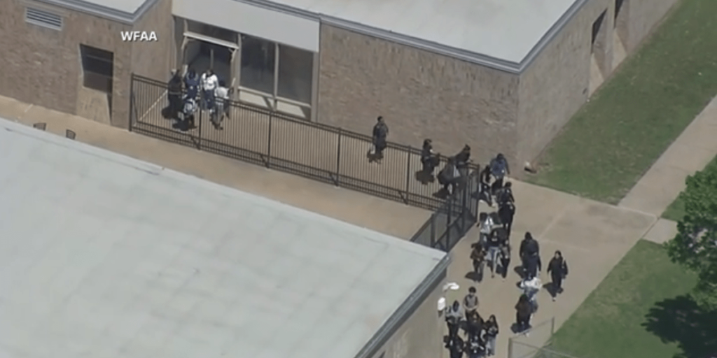 Polícia responde a ataque a tiros em escola de Dallas, nos EUA