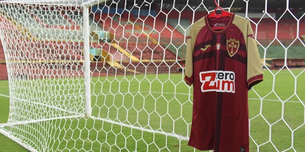 Clube paulista lança camisa vermelha e brinca: “Essa não dá polêmica”