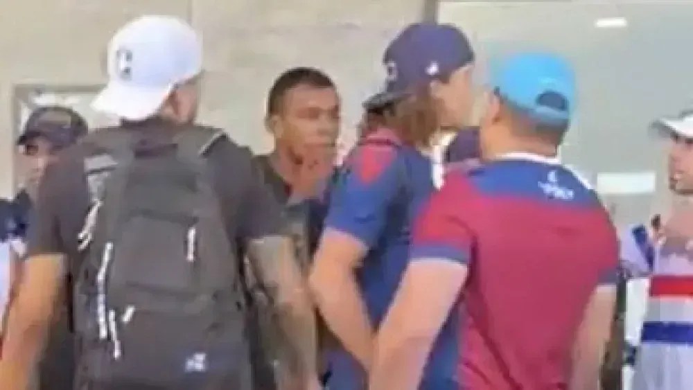 David Luiz é cobrado por torcedores em aeroporto após derrota; veja