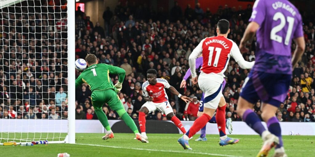Astro do Arsenal volta após três meses e marca em vitória sobre Fulham