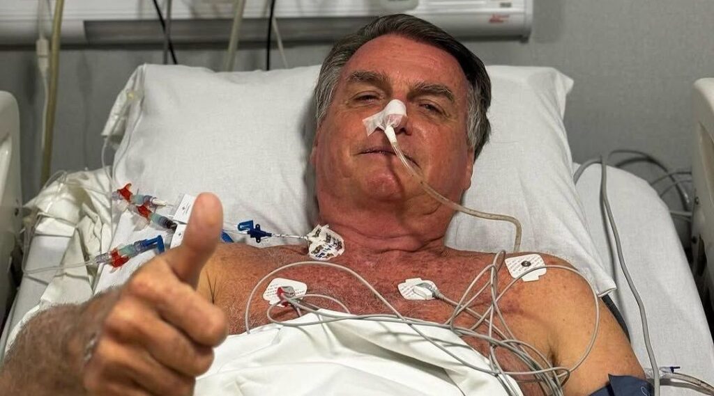Parede abdominal de Bolsonaro estava "bastante danificada", diz médico