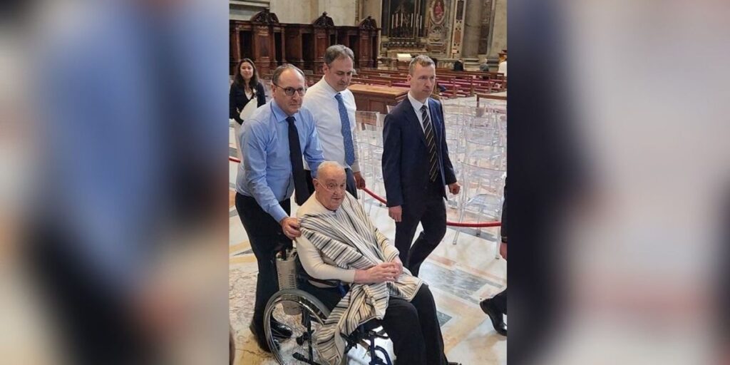 Papa Francisco faz aparição surpresa na Basílica de São Pedro, no Vaticano