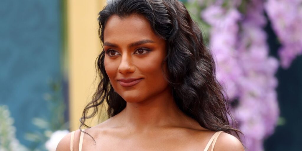 Simone Ashley relembra filmagens de 'F1': "Fico arrepiada só de falar"